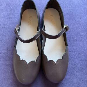 Children’s Place Scalloped Brown Mary Jane shoes - size 4 - NWOT